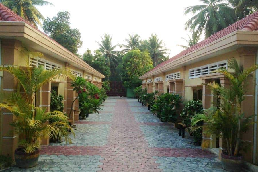 The path between bungalows at Battambang My Homestay